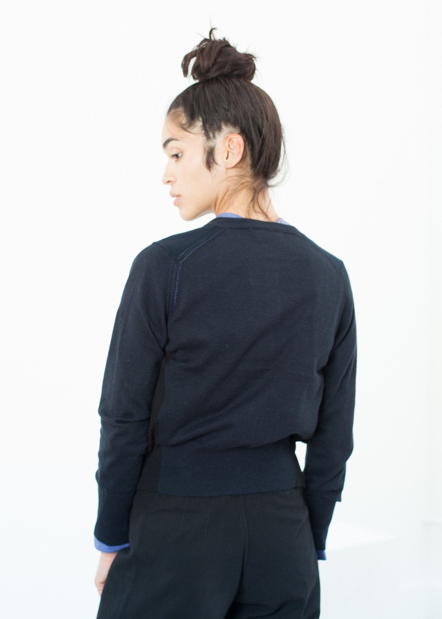 Strickjacke mit Steppmuster in Schwarz/Navy