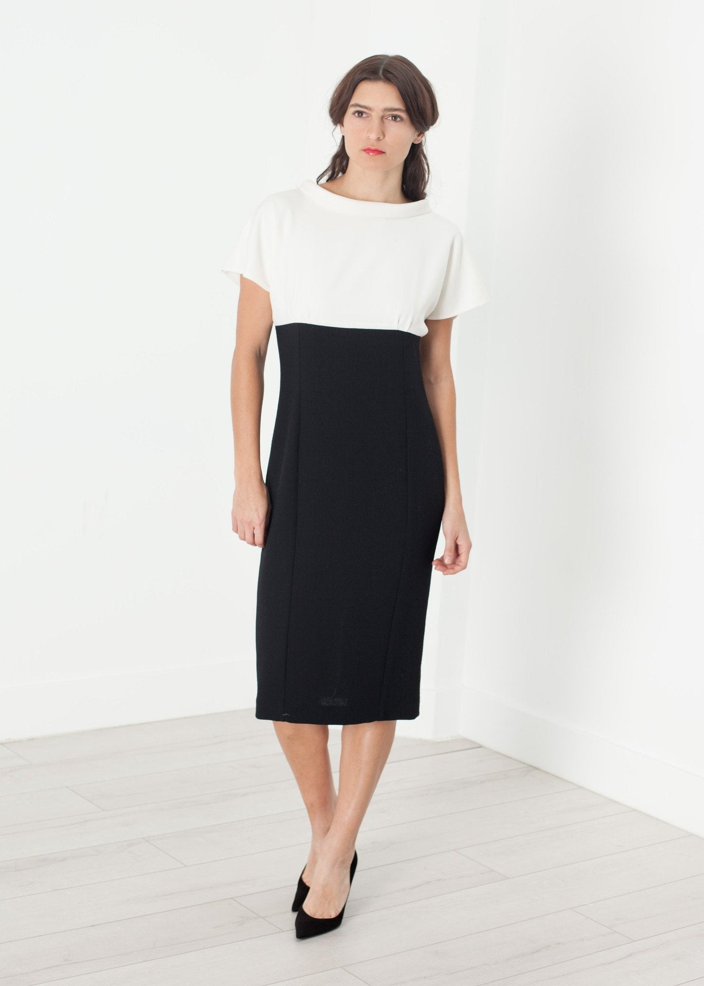 Pearl Fastened Dress i Cream/Svart
