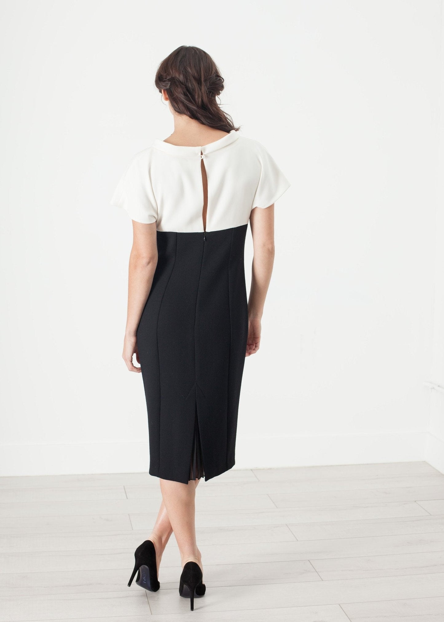 Pearl Fastened Dress i Cream/Svart