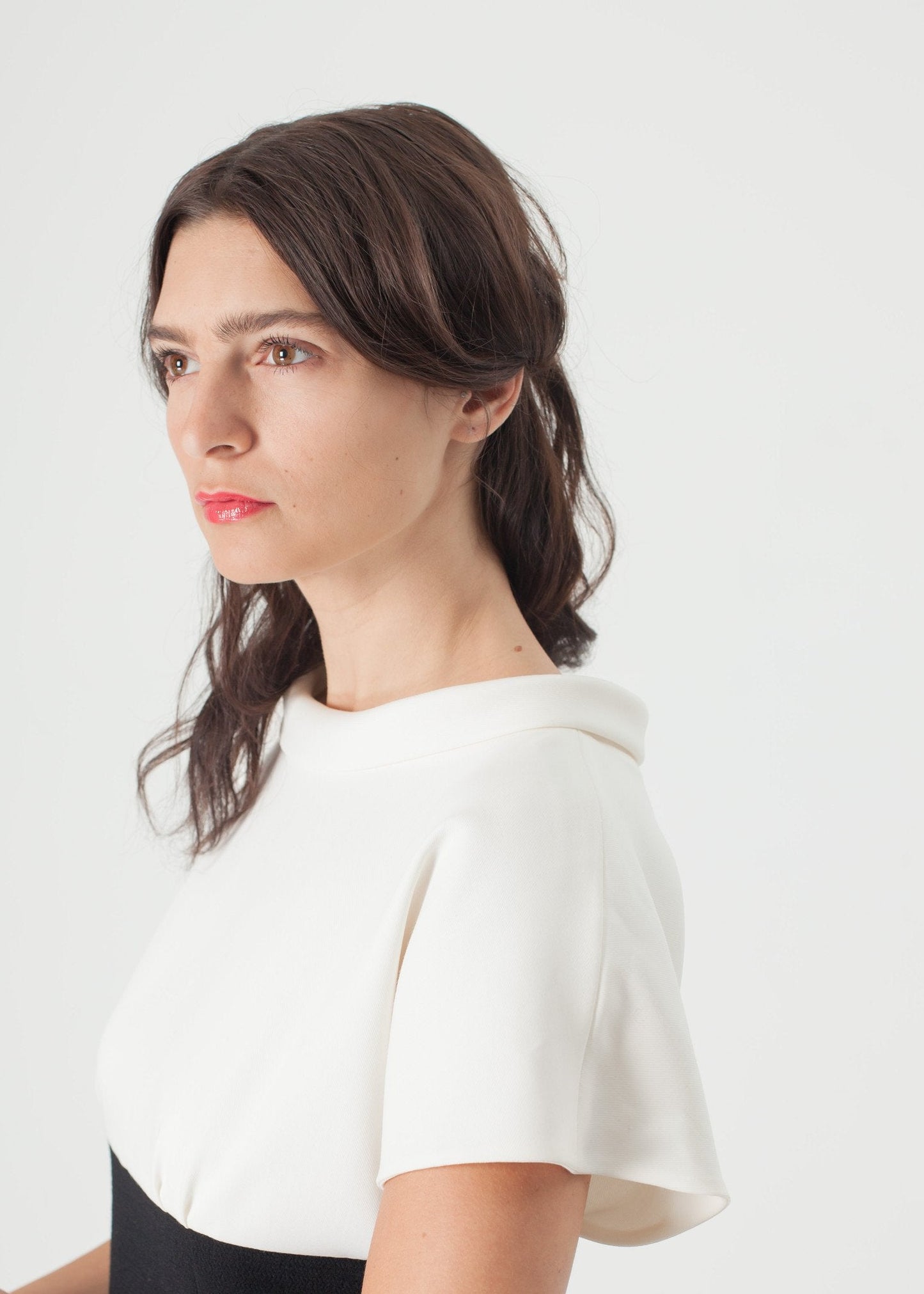 Pearl Fastened Dress i Cream/Svart