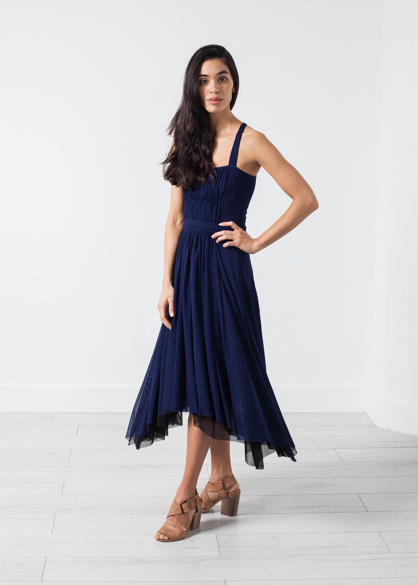 Robe de soirée froncée en bleu marine
