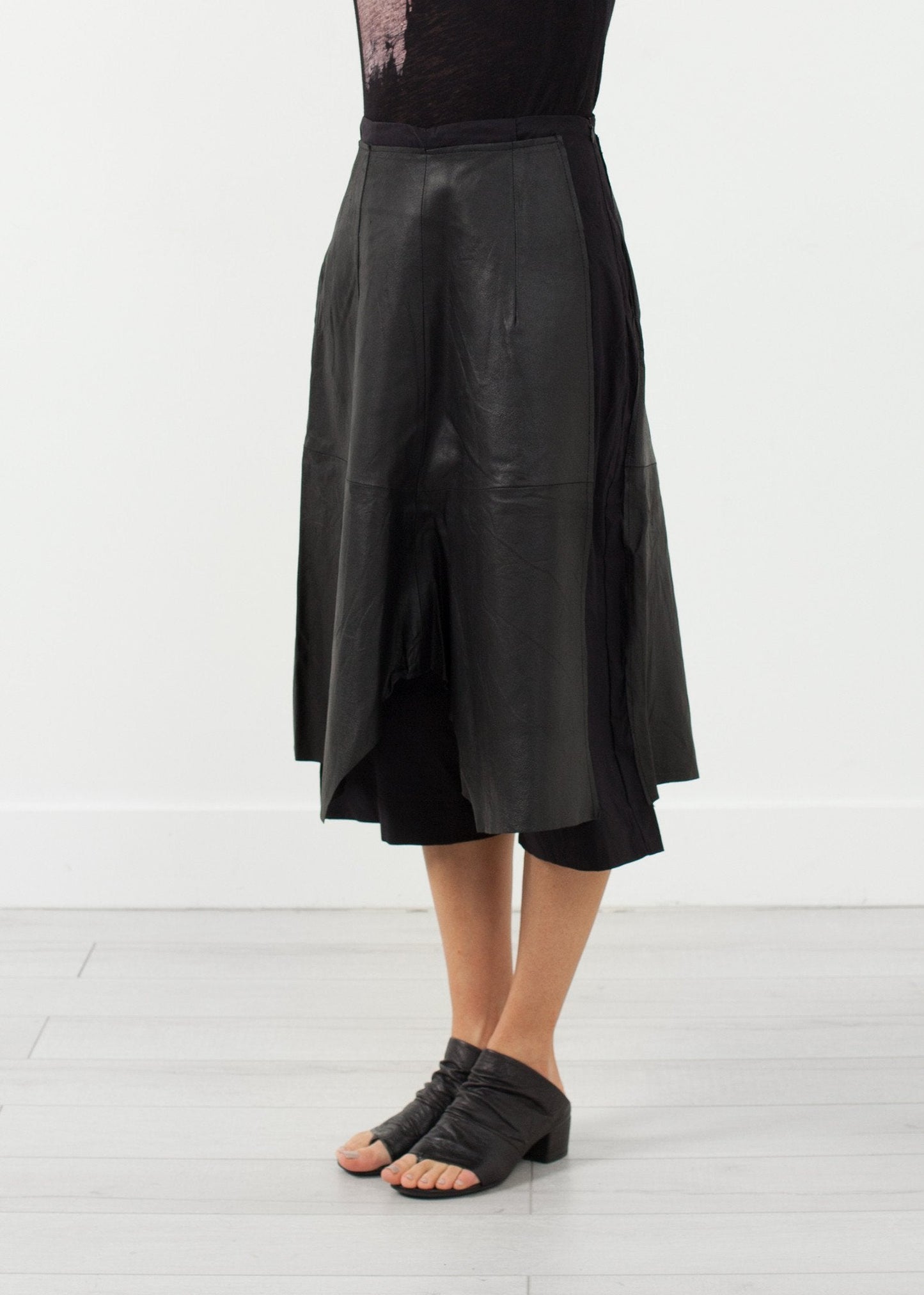 Pantalon en cuir à entrejambe bas