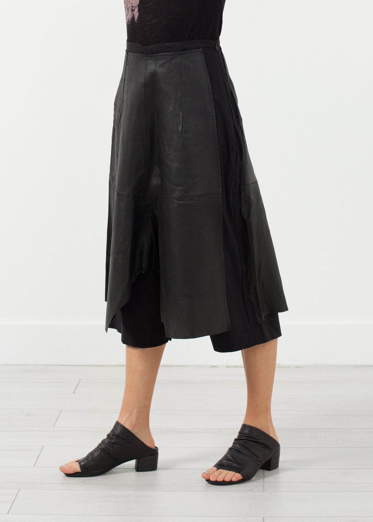 Pantalon en cuir à entrejambe bas