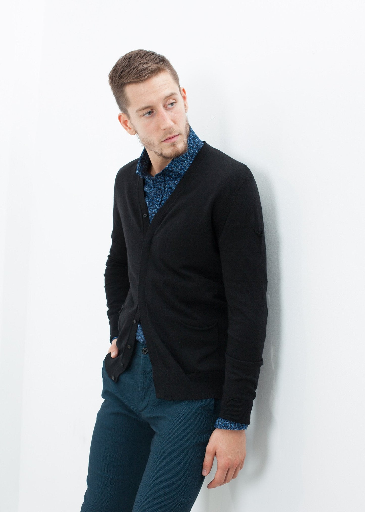 Cardigan à patte dissimulée en noir