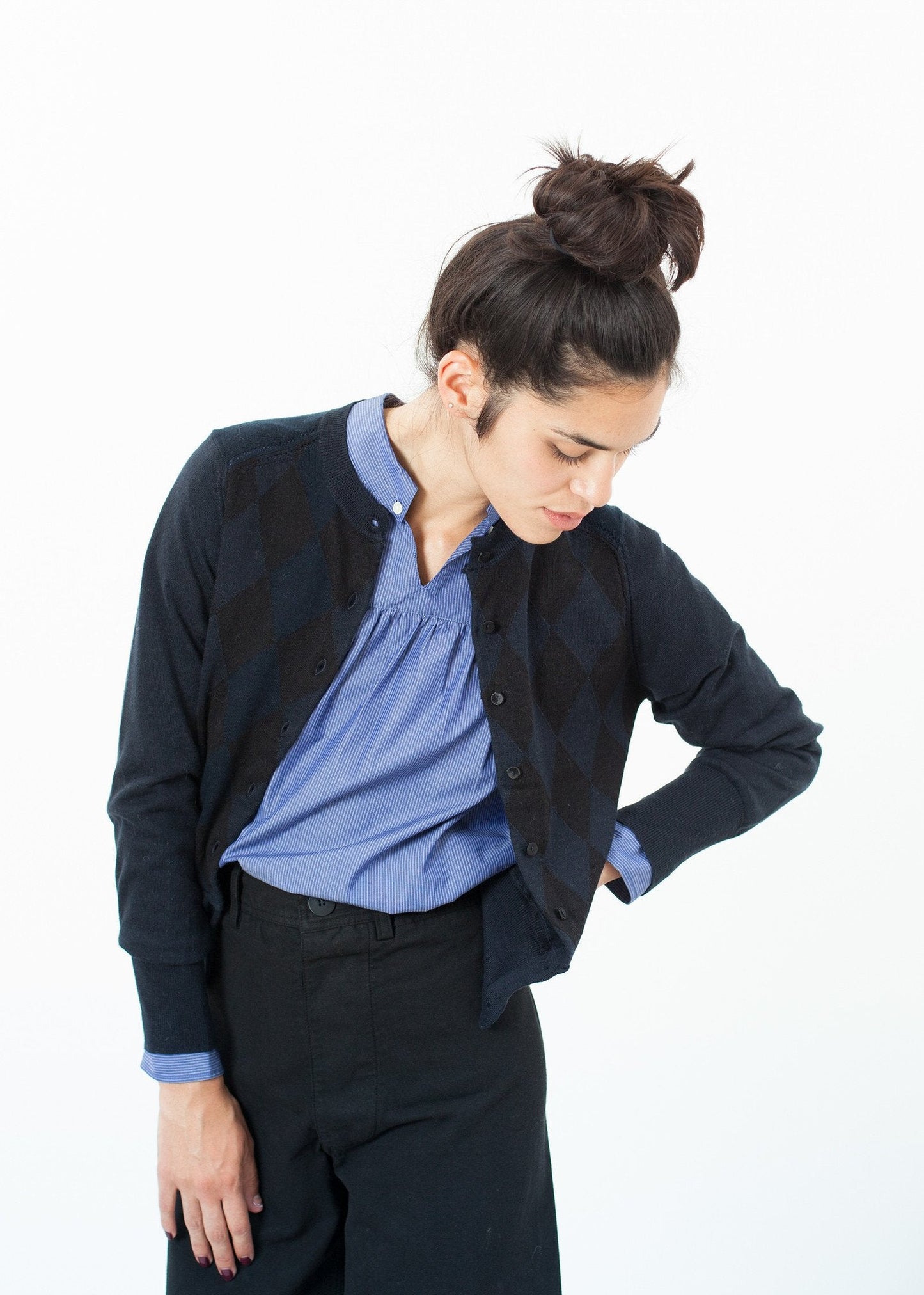 Strickjacke mit Steppmuster in Schwarz/Navy 