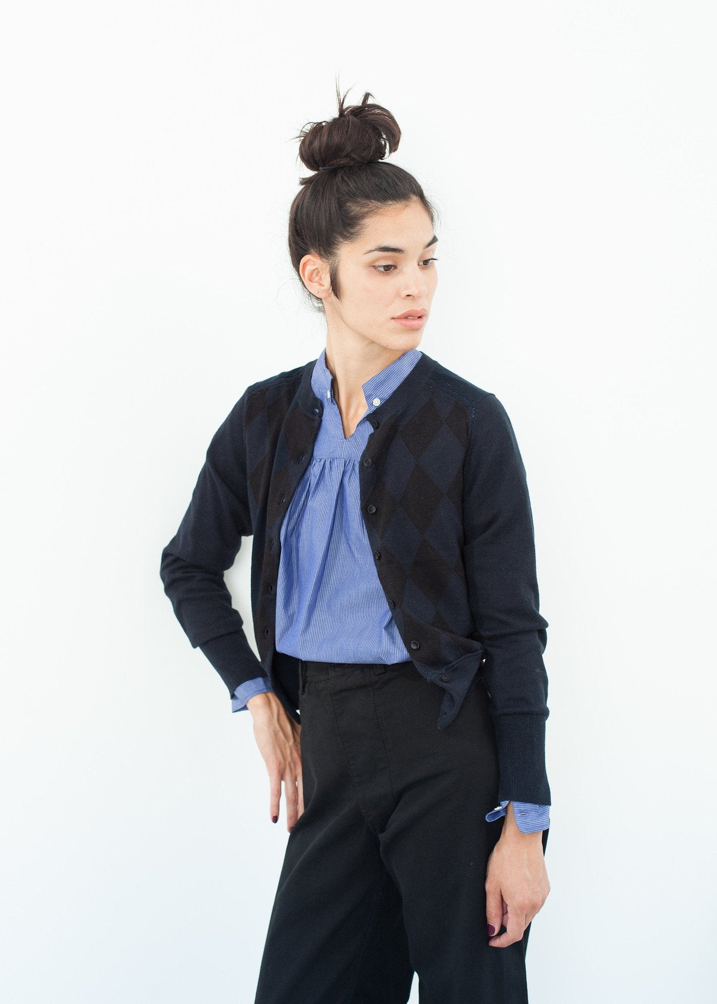 Strickjacke mit Steppmuster in Schwarz/Navy 