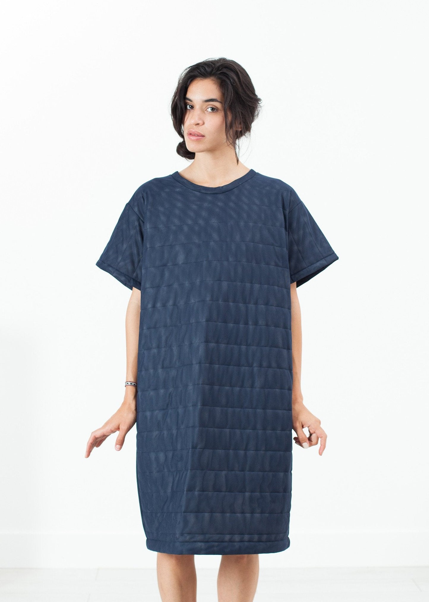 Quiltad t-shirtklänning i mesh i marinblå