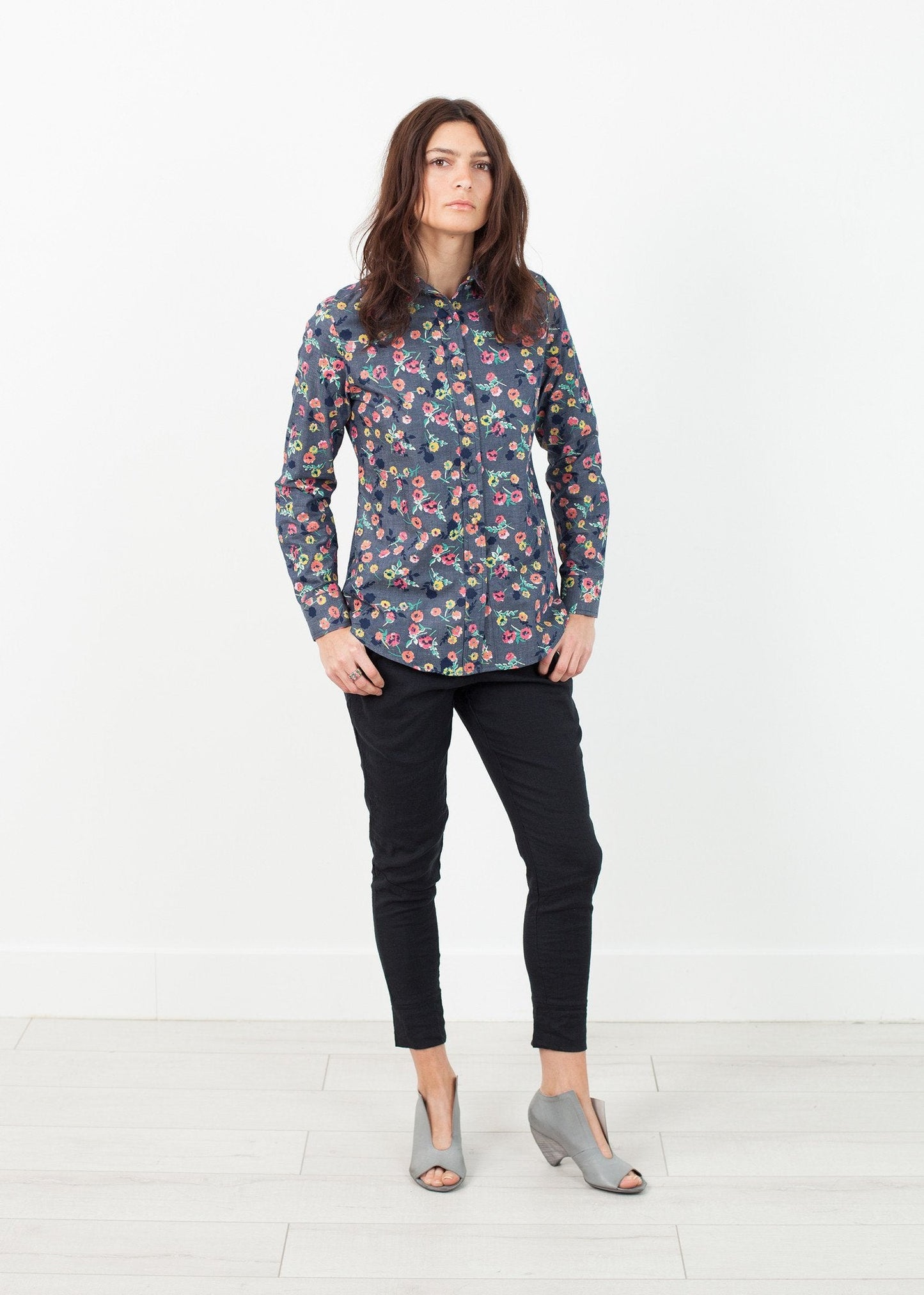 Långärmad blus i svart/blommigt