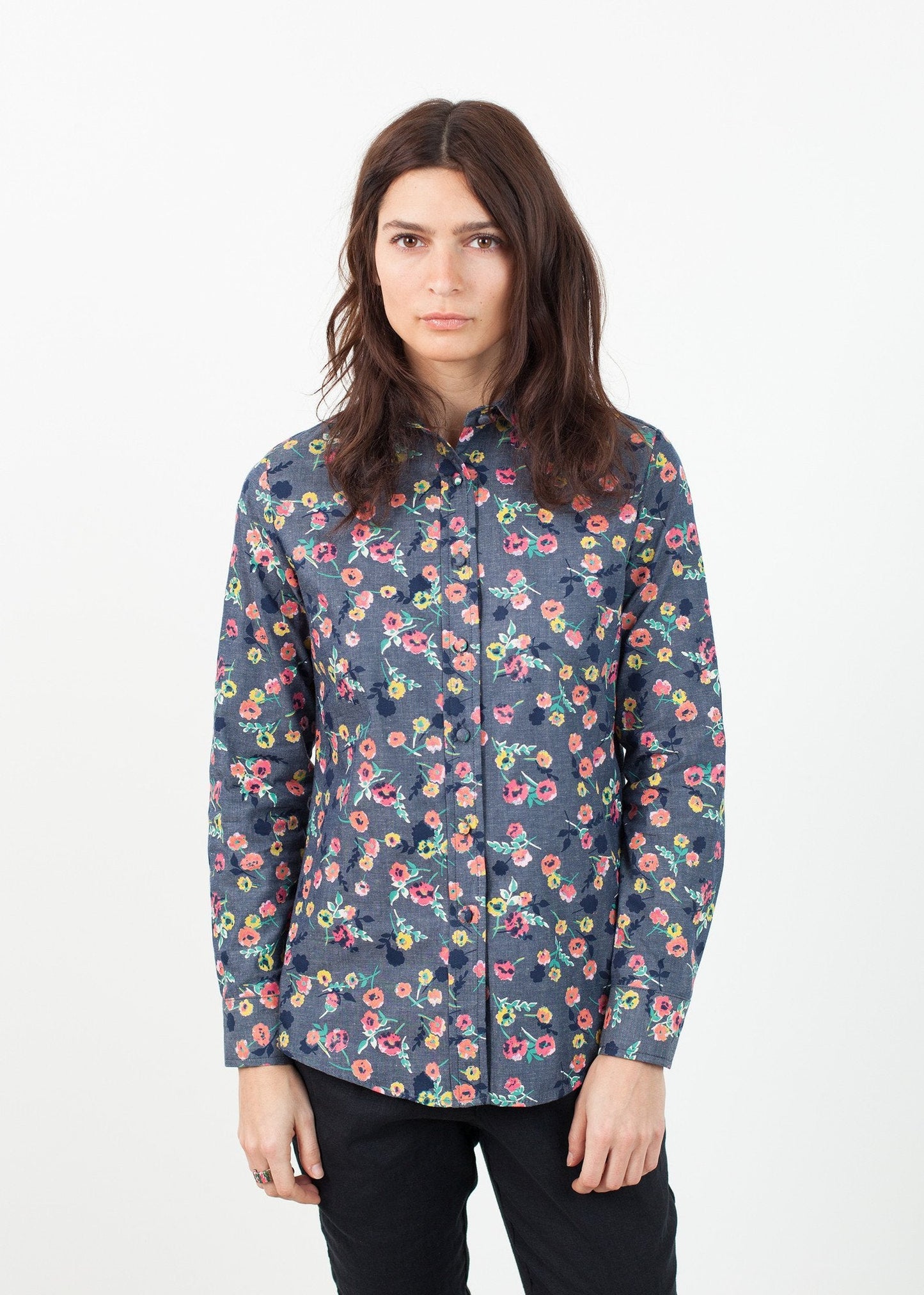 Långärmad blus i svart/blommigt
