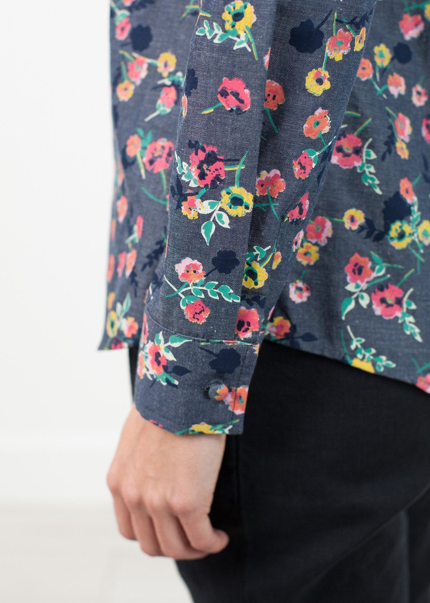 Långärmad blus i svart/blommigt